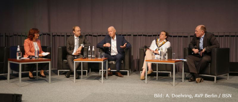 Auf dem Bild ist die Podiumsdiskussion im Rahmen der 21. Fachveranstaltung es Bundesverband SchienenNahverkehr BSN in Fulda zu sehen. Die Diskussion stand ganz im Zeichen der Verkehrswende