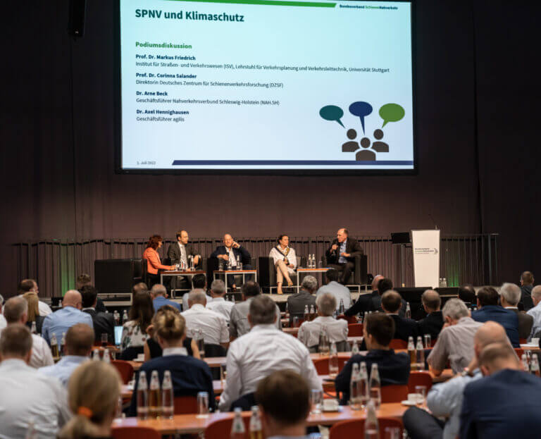 In der Podiumsdiskussion der 21. Fachveranstaltung des BSN stand das Thema SPNV und Klimaschutz im Mittelpunkt