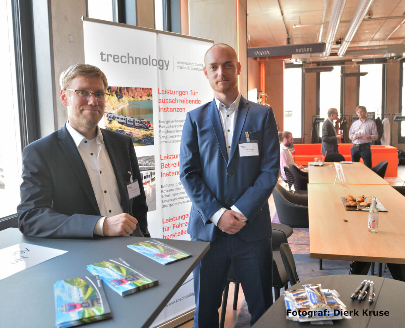 Bild vom 5. Eurailpress Forum Alternative Antriebe in Hamburg zu sehen sind Tim Mönkendieck und Patrick Stormann am trechnology Stand - Bild: Dierk Kruse
