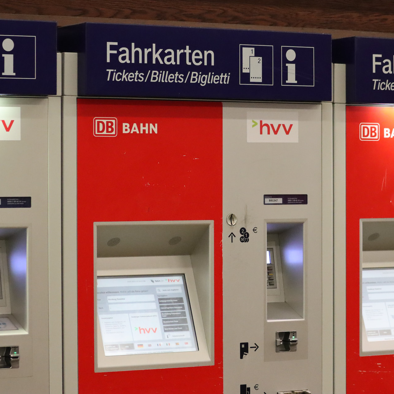 Bild zeigt einen typischen Fahrkartenautomat für den SPNV und wird als Symbolbild für das Thema Deutschlandticket verwendet.