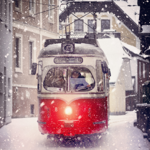 Ein Schienenfahrzeug im Schneegestöber zur Einstimmung auf die Weihnachtszeit und den Jahreswechsel