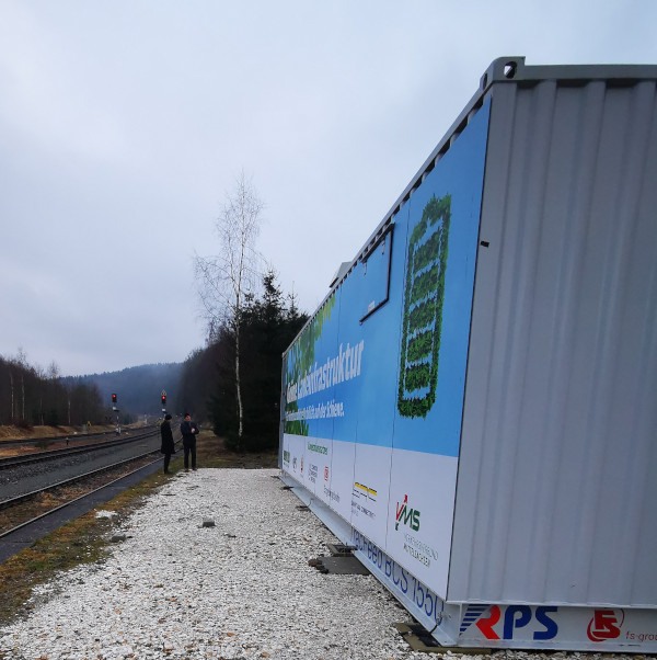 Außenansicht der Nachladestation am Bahnhof Annaberg Buchholz