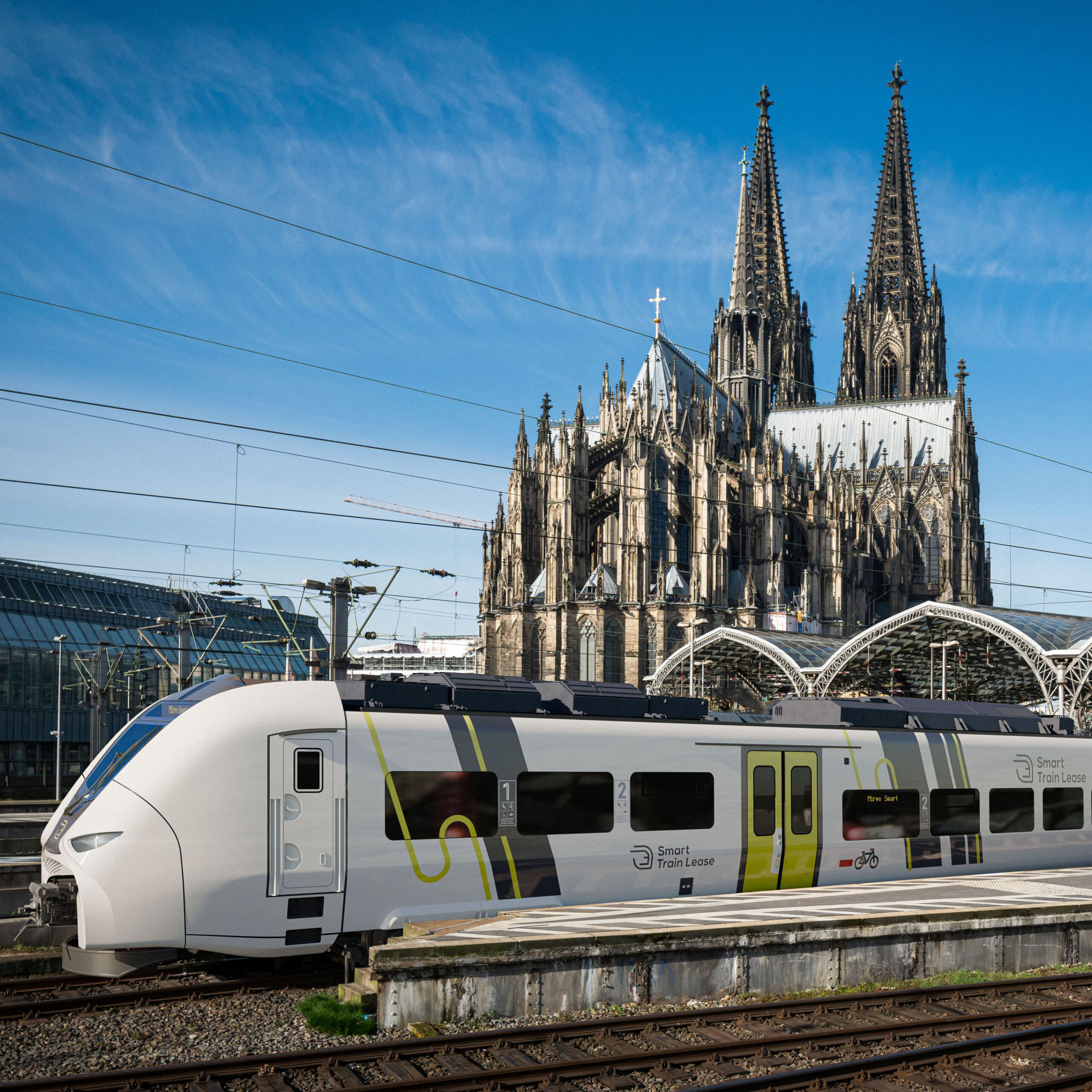Der Siemens Mireo Smart im Smart Train Lease Design vor dem Kölner Dom