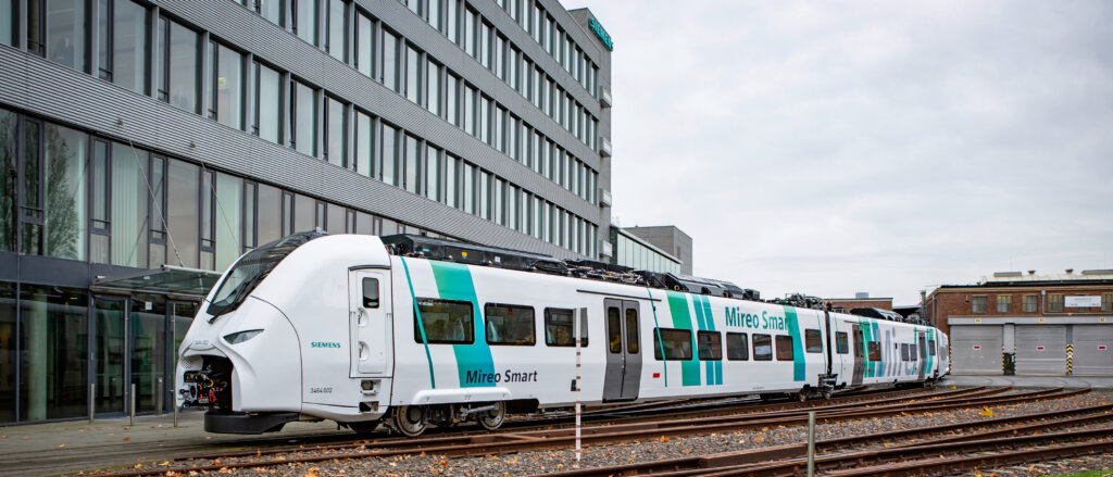 Bild des Mireo Smart beim Rollout im Siemens Mobility Werk Krefeld