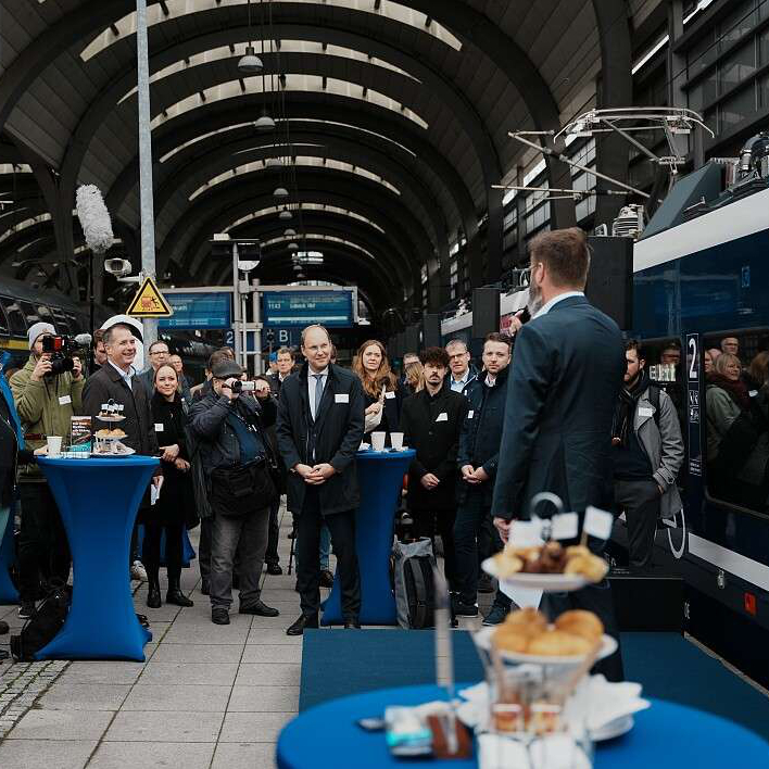 Die Feier zur Inbetriebnahme der ersten Akku-Triebzug-Flotte (BEMU) der Welt. von NAH.SH, Politik und Fahrzeughersteller