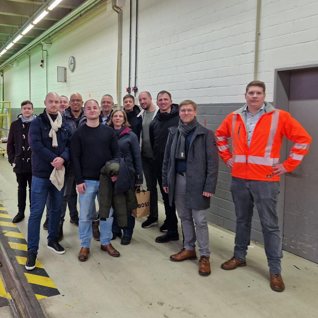 Das Team der trechnology GmbH und Tim Bode in der Werkstatt der Ruhrbahn