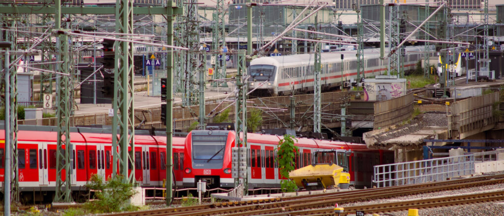 Foto von Schienenverkehr aus Fahrzeugen und Schienen.