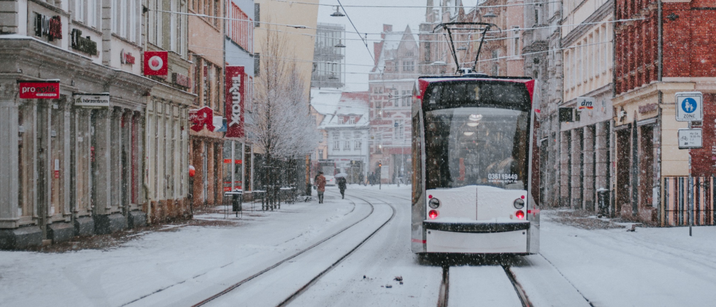Bild einer Straßenbahn in winterlichem Erfurt - Klimaneutraler Verkehr