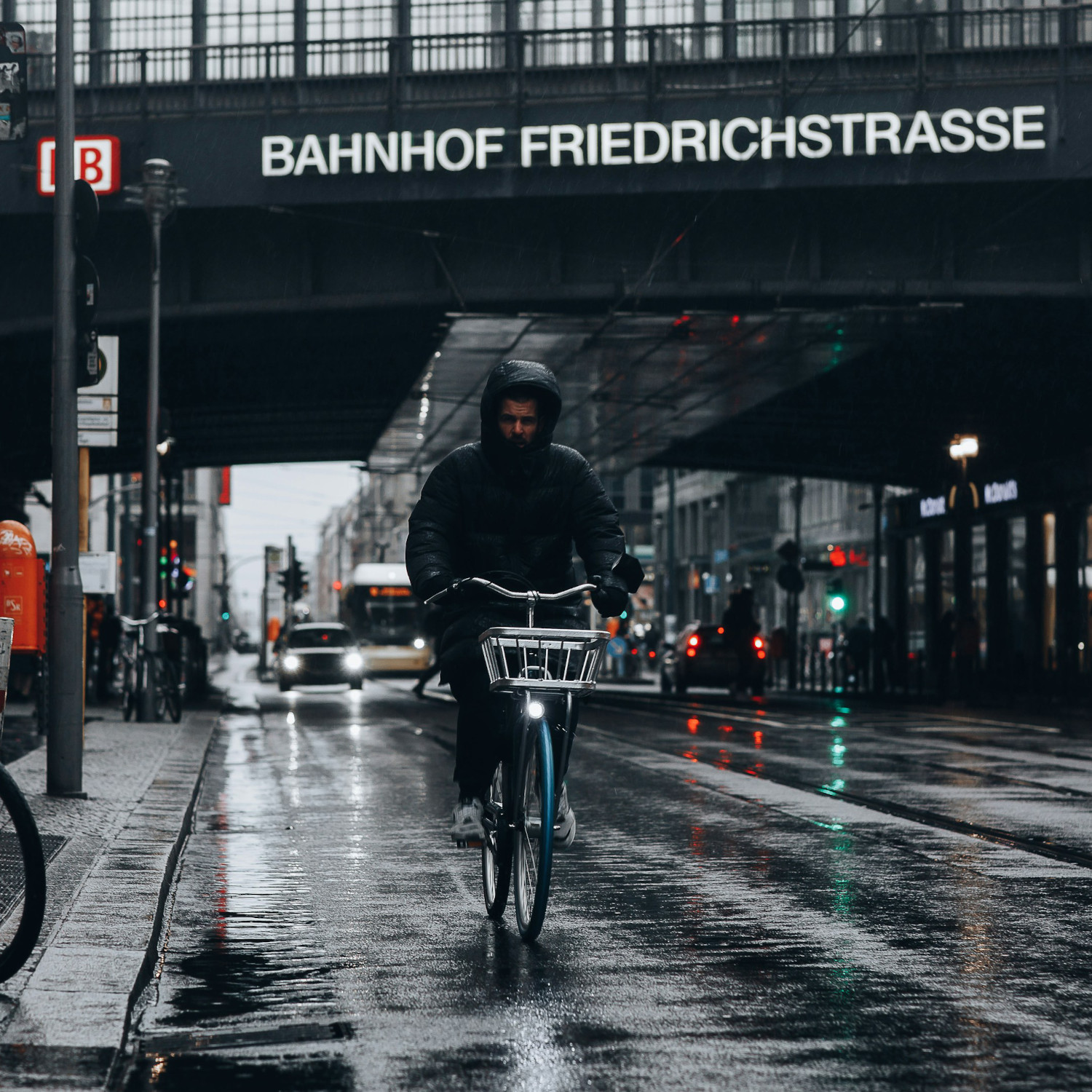 Fahrradfahrer mit Bahnhof im Hintergrund als Abbildung für das Thema Jobrad