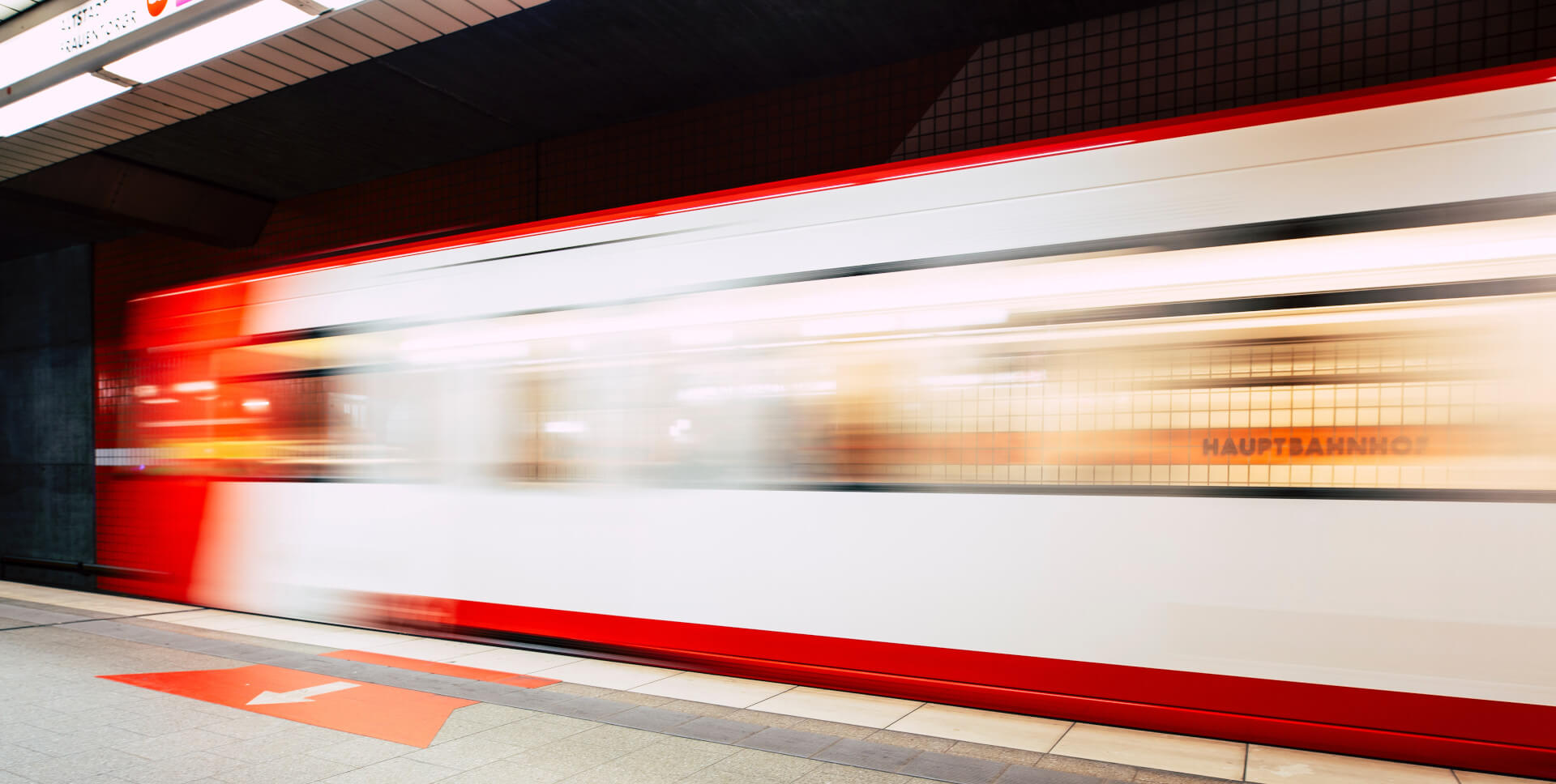 Das Bild zeigt die sinnbildliche Abfahrt von Markus Bingel und Christian Sengstock als Teil des trechnology Teams um als Mitarbeiter bei der gestaltung des SPNV der Zukunft mitzuwirken. Zu sehen ist eine fahrende Nürnberger Ubahn